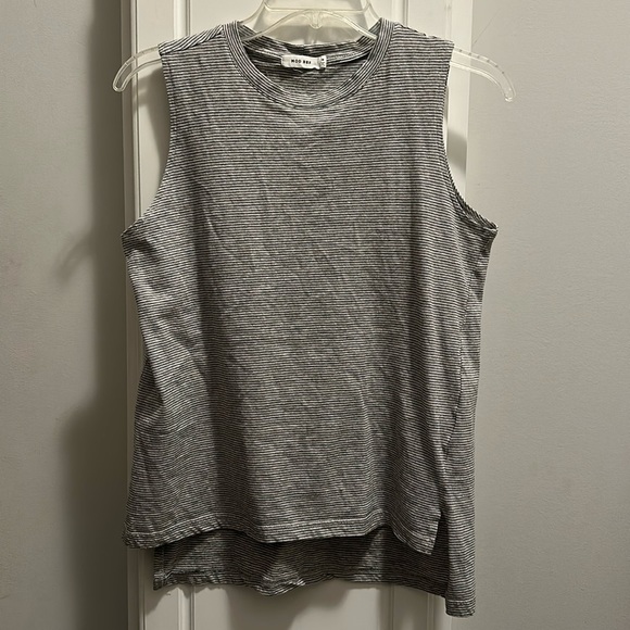 Women’s athletic top - Picture 1 of 4